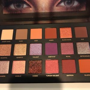 Huda beauty eyeshadow palette